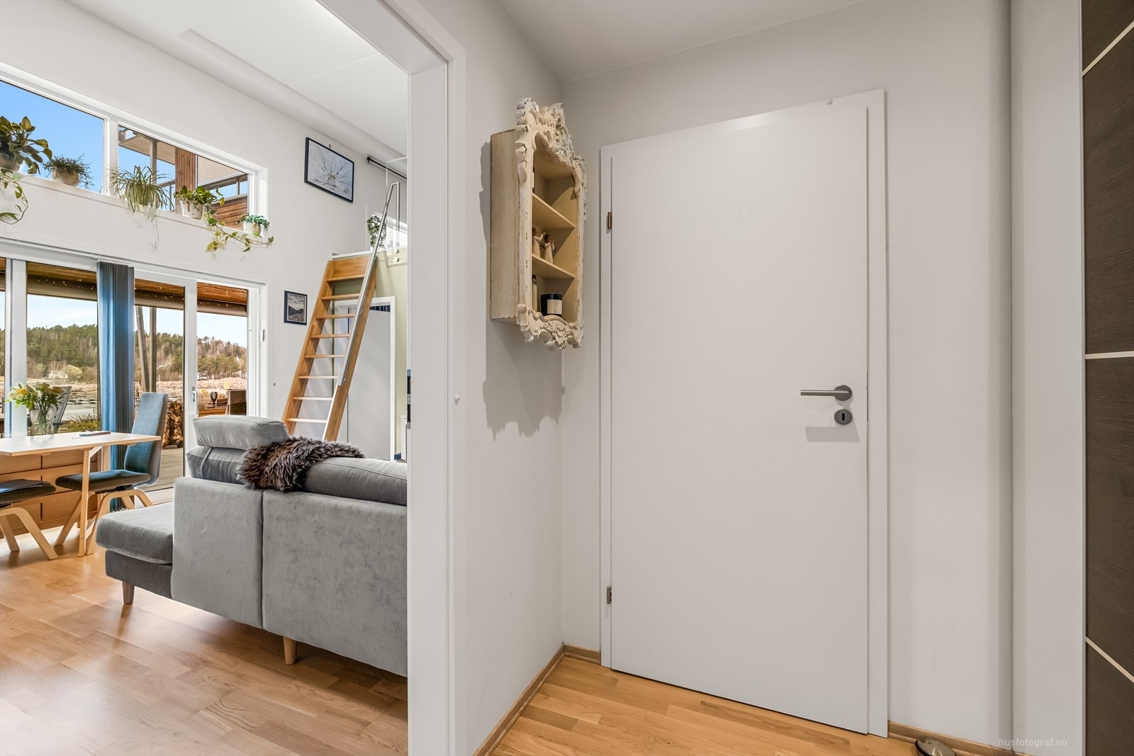 Videre inn finner du leilighetens bad og stue/kjøkken. Galleribilde