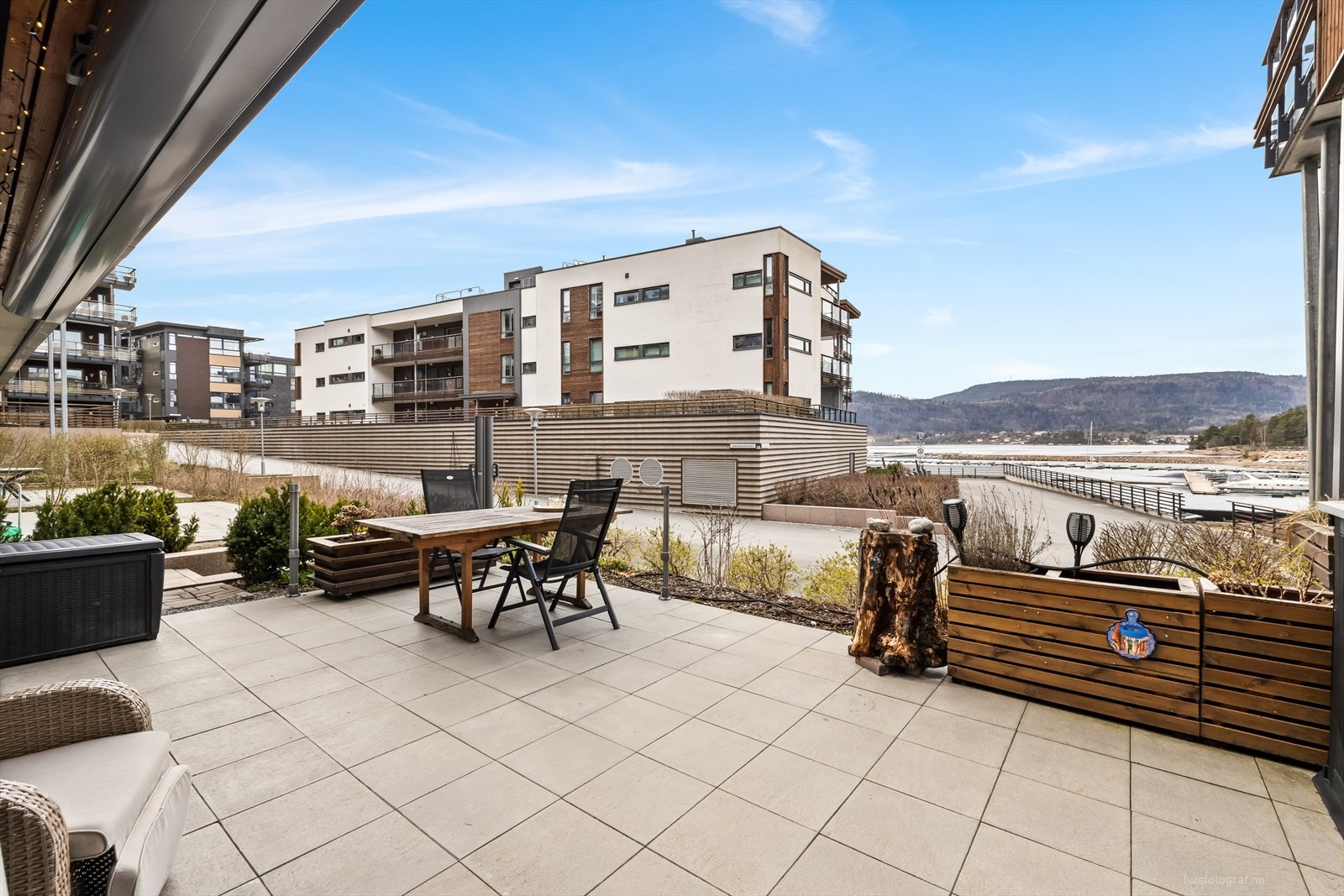 Videre er det tilgang på stor og solrik terrasse med fin utsikt. Galleribilde