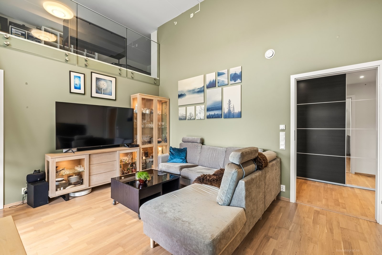 En luftig stue med god takhøyde! Galleribilde