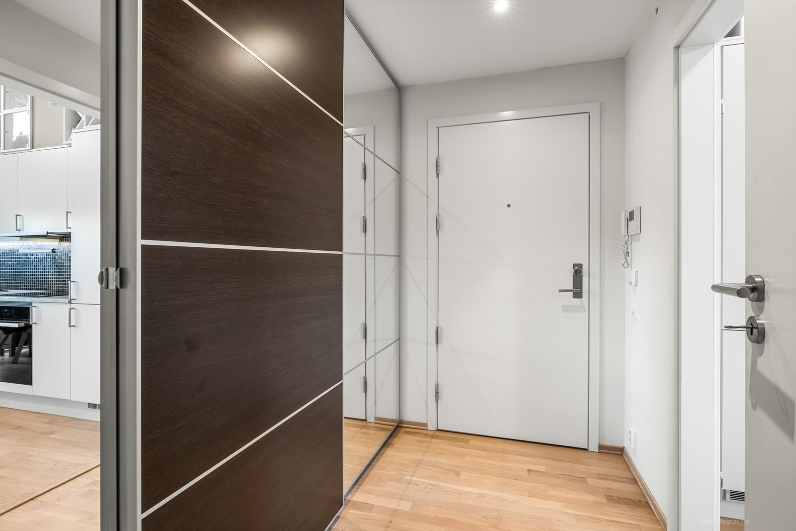 Velkommen inn! Her har du også flott skyvedørsgarderobe. Galleribilde