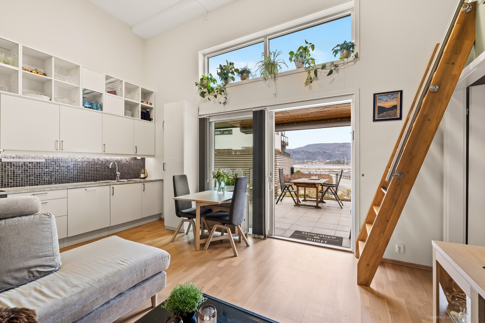 Leilighet i hjørnet av bygget med nydelig fjordeutsikt. Galleribilde