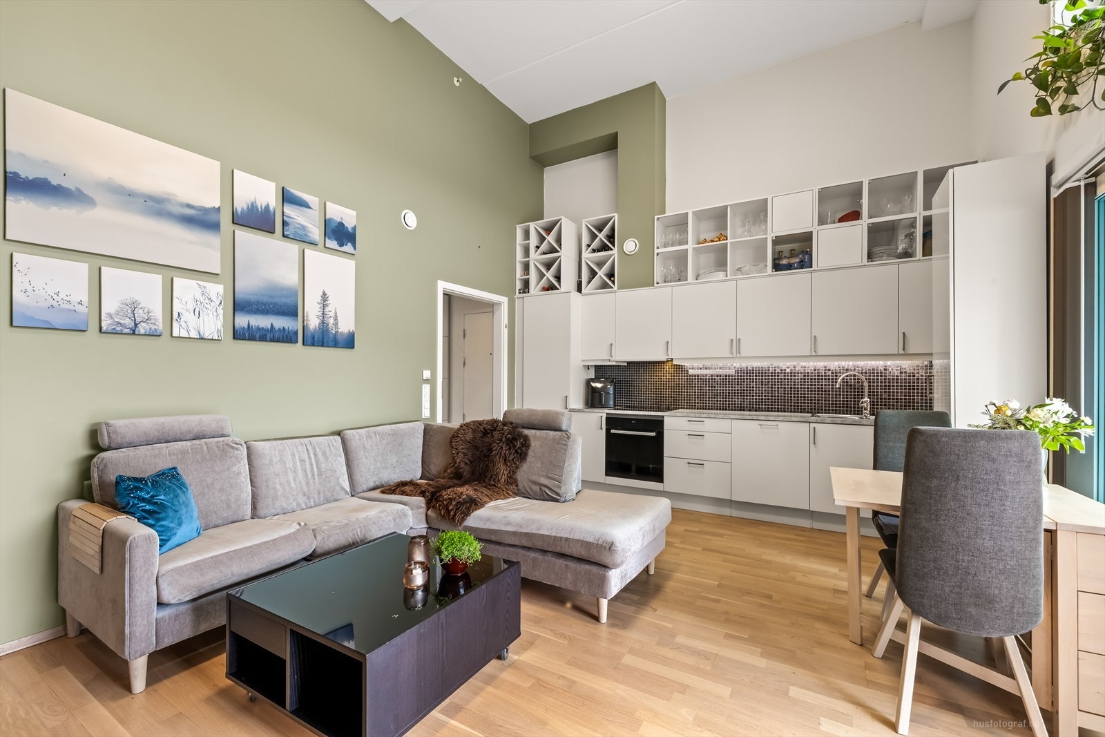 Det er fin plass til både sofahjørne og spisebord i stua. Galleribilde