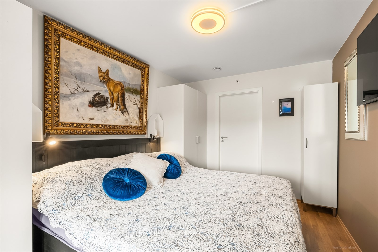 Soverommet har videre tilgang på walk-in/bod. Galleribilde