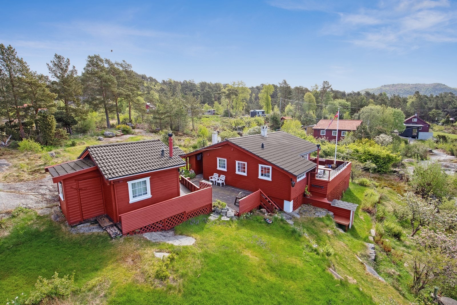 Stor tomt med god boltreplas for hele familien. Galleribilde