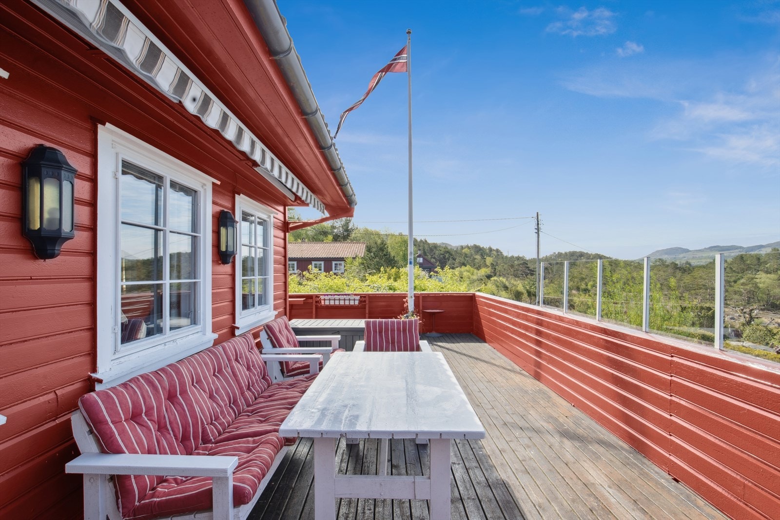 En stor terrasse strekker seg rundt deler av hytta. Her kan man nyte gode solforhold og flott utsikt! Galleribilde