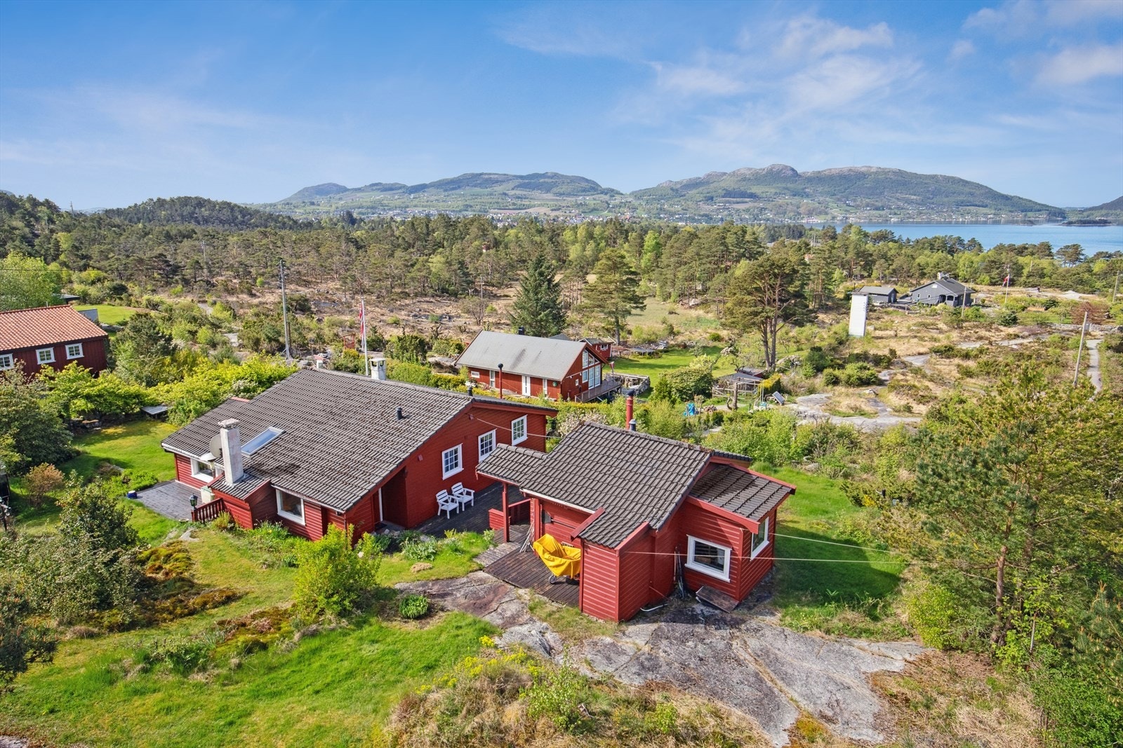 Hytta ligger fint til og har kort vei til sjøen hvor man finner båtplass og flotte bade- og fiskemuligheter. Hytta har også tilhørende parkeringsplass ca. 500 meter fra eiendommen. Galleribilde