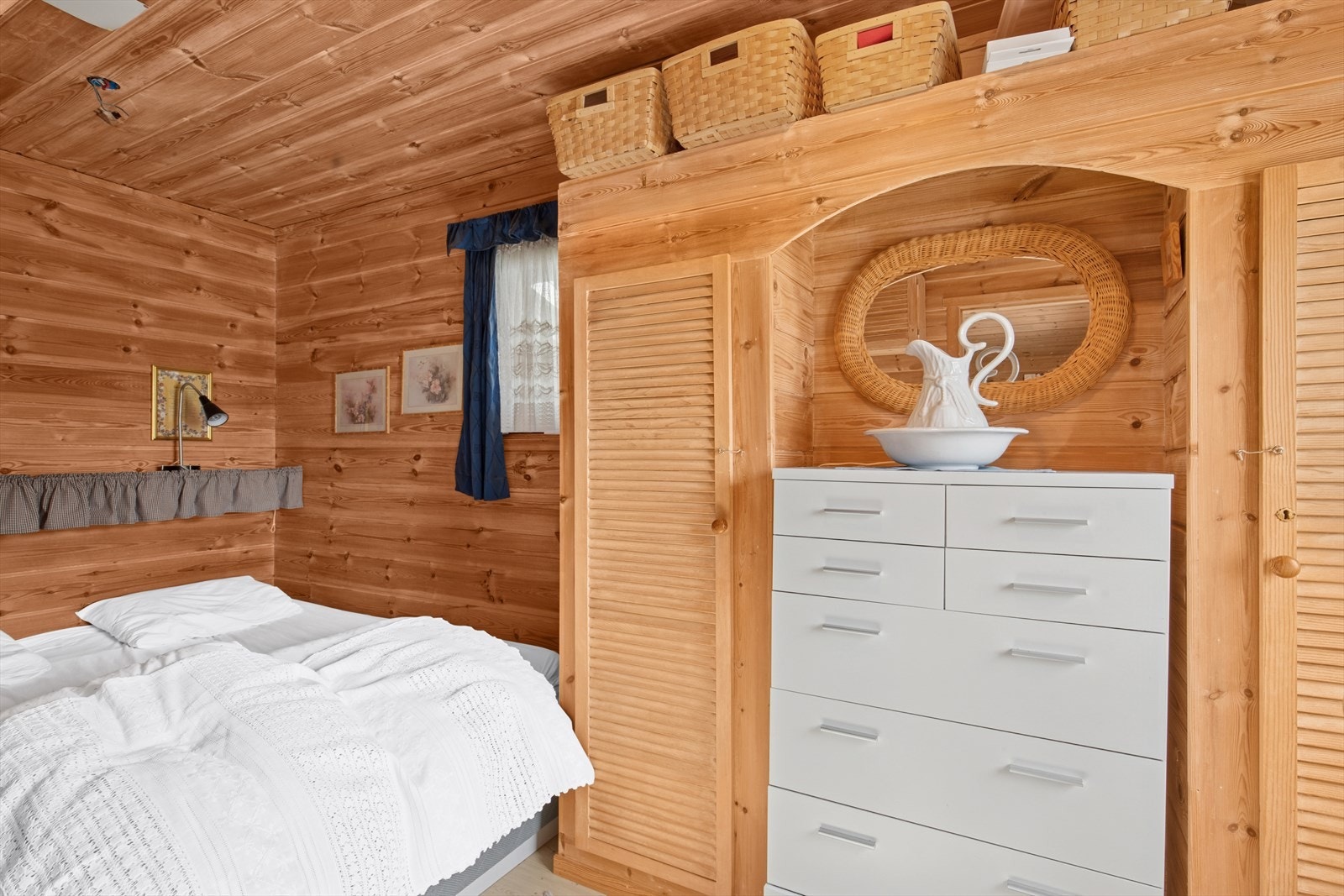 Soverom 1 har tilkomst fra stuen er i dag innredet med garderobe og dobbeltseng. Galleribilde