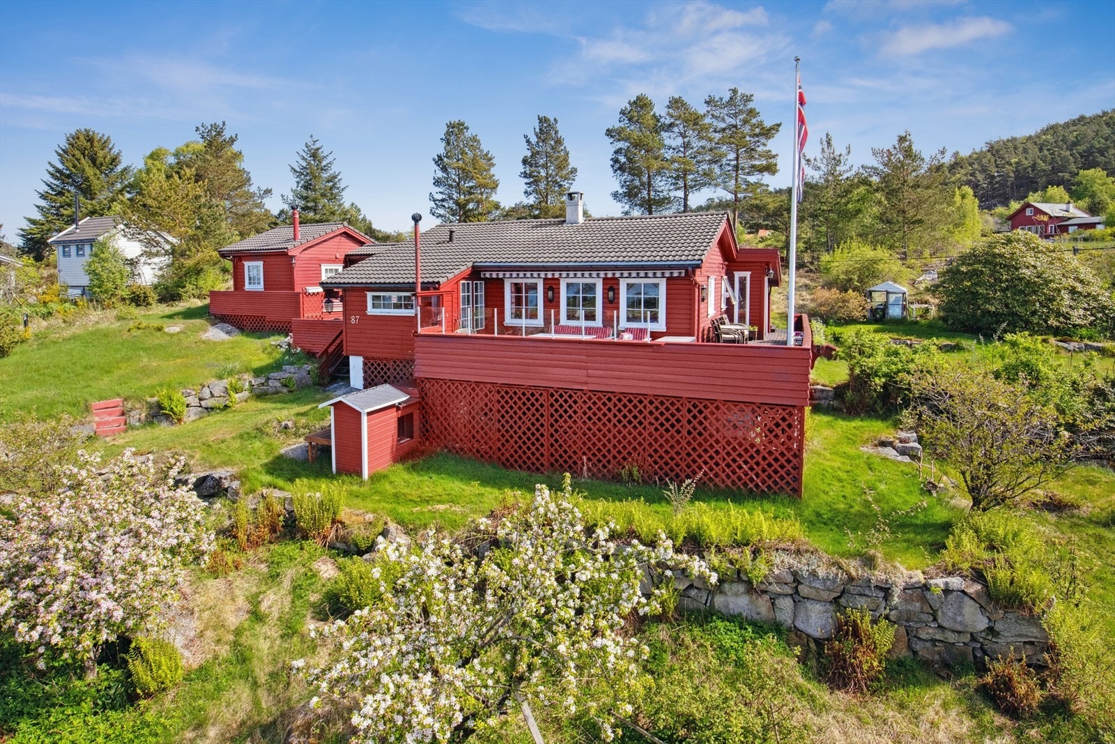 DNB Eiendom V/Atle Berge har gleden av å presentere Krambuneset 87 - Koselig fritidseiendom med idyllisk beliggenhet på Sjølvik! Galleribilde