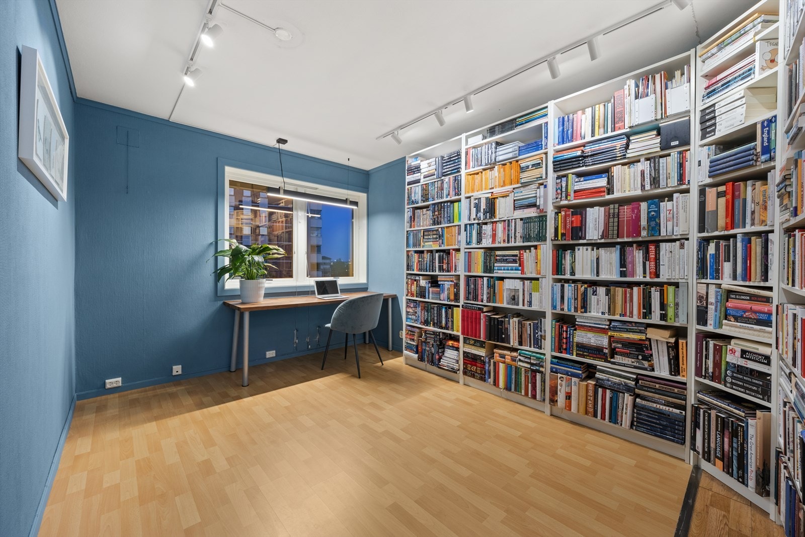 Hovedsoverommet er i dag innredet som bibliotek/kontor Galleribilde