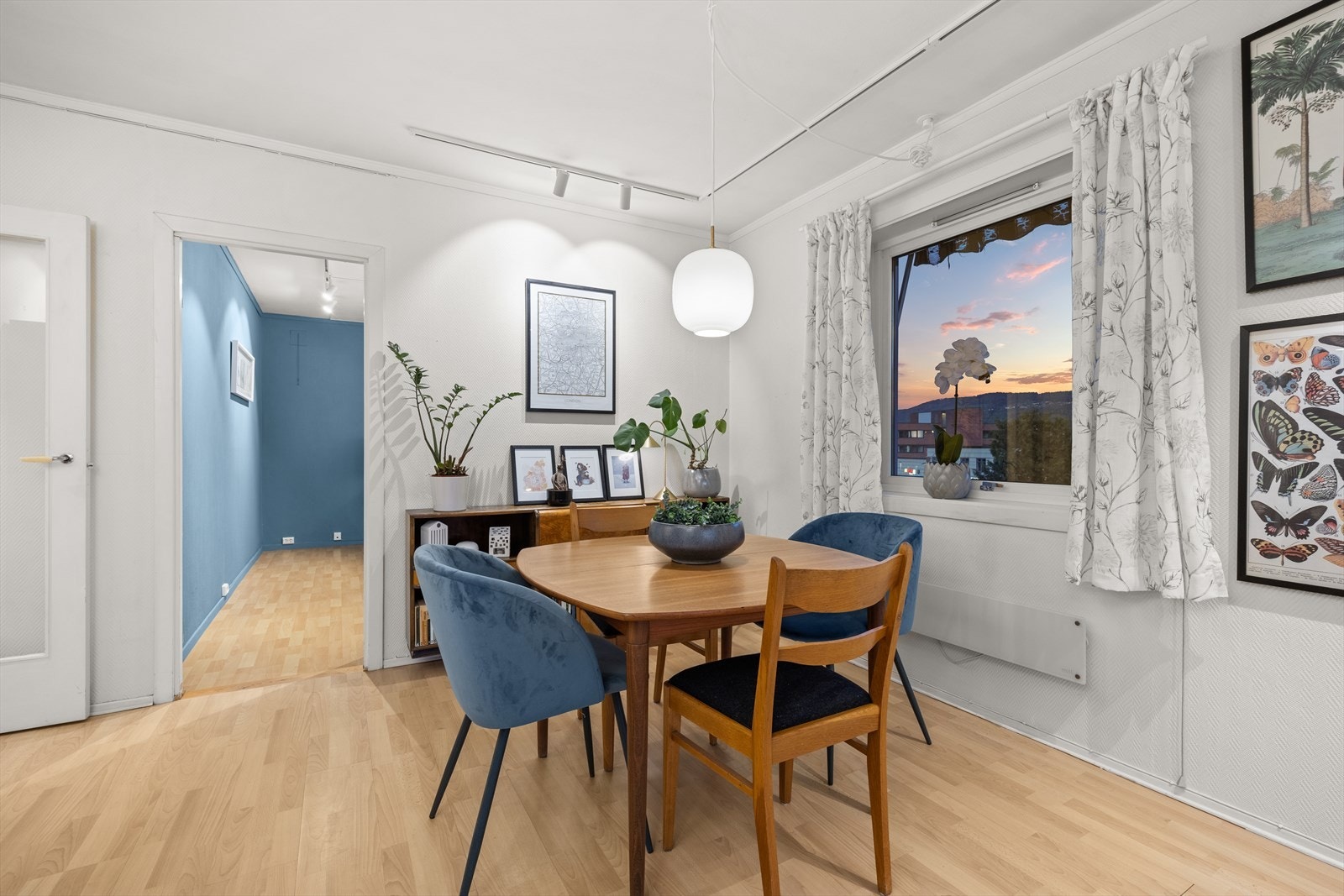 Videre er det god plass for spisegruppe i stuen Galleribilde