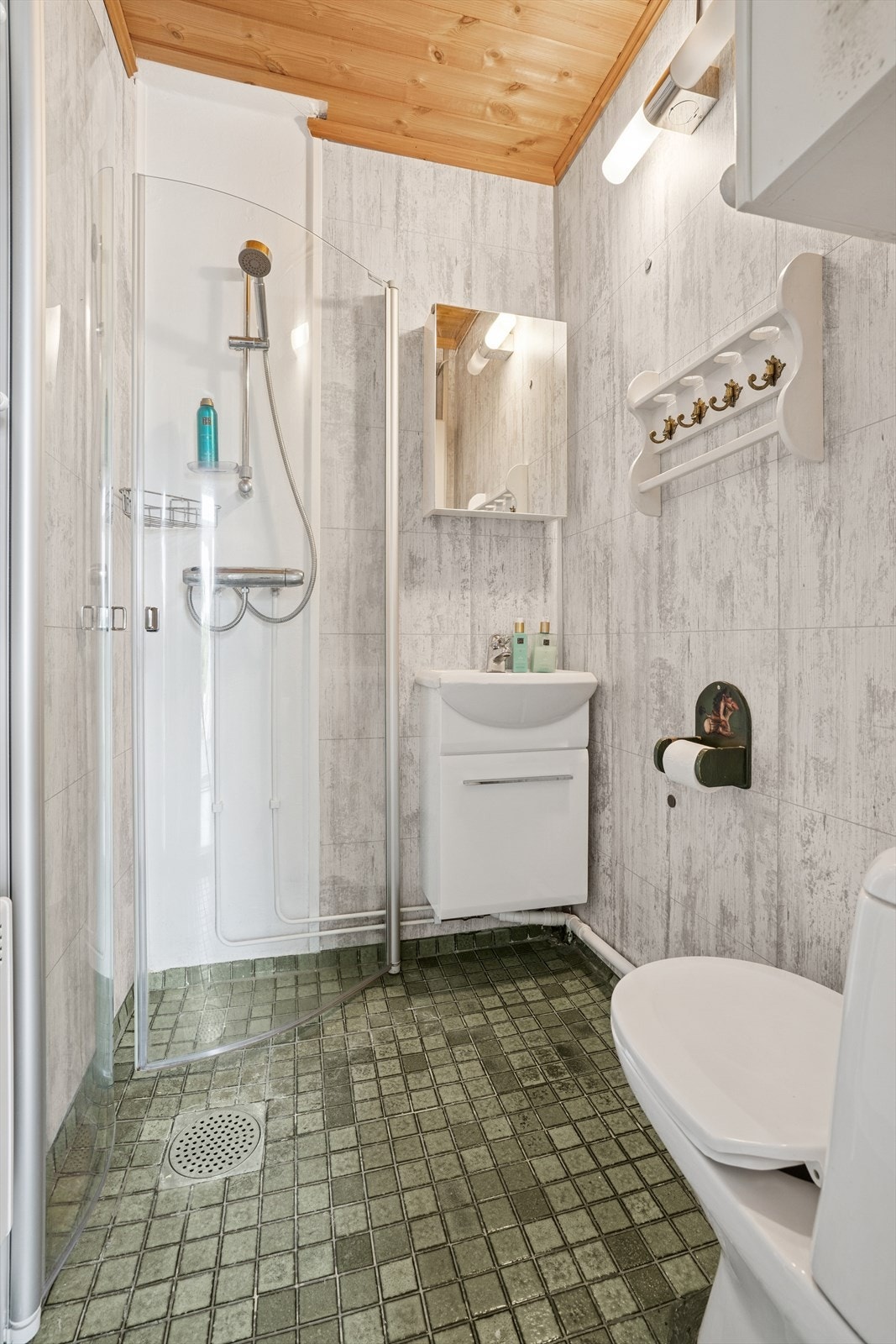 Baderommet har flislagt gulv og på veggene er det montert våtromsplater. Galleribilde