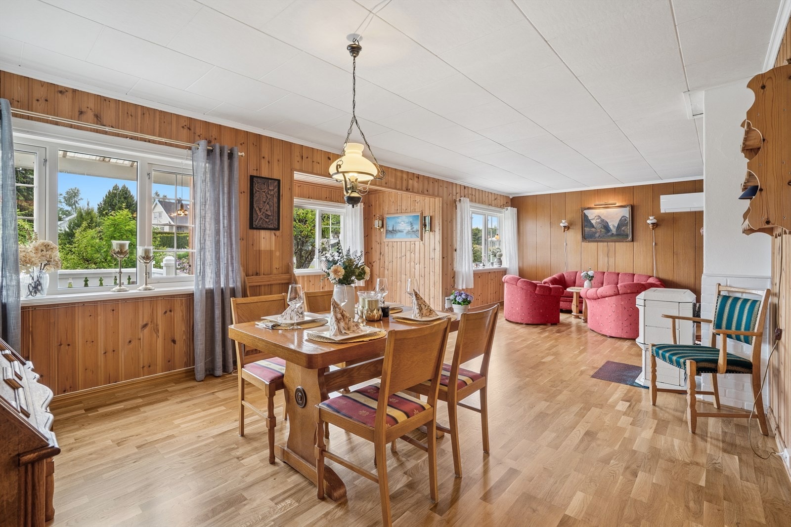 Stuen har flere vinduer som slipper inn godt med naturlig lys. Galleribilde