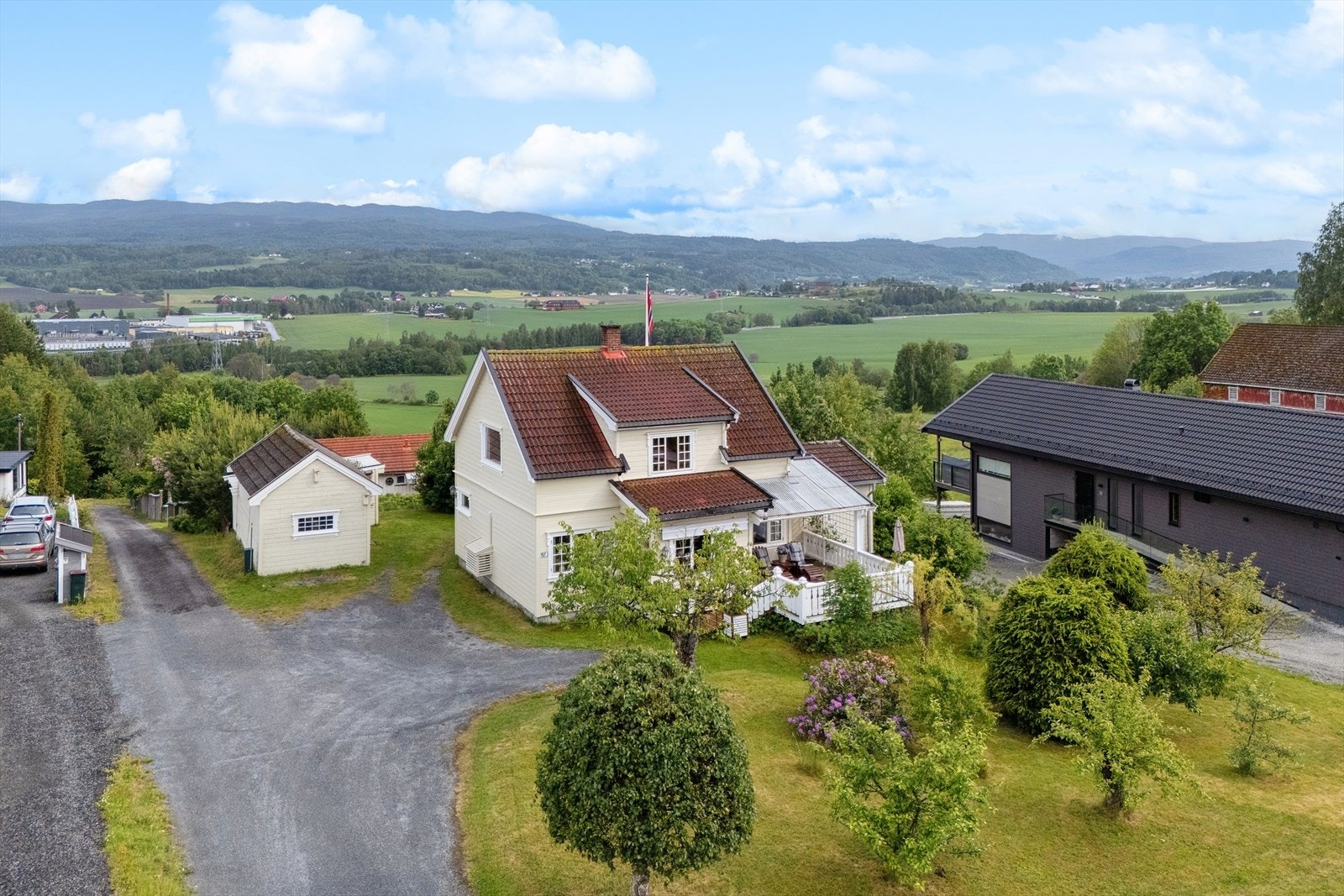 Eneboligen har en landlig og barnevennlig beliggenhet utenfor Hokksund sentrum. Galleribilde