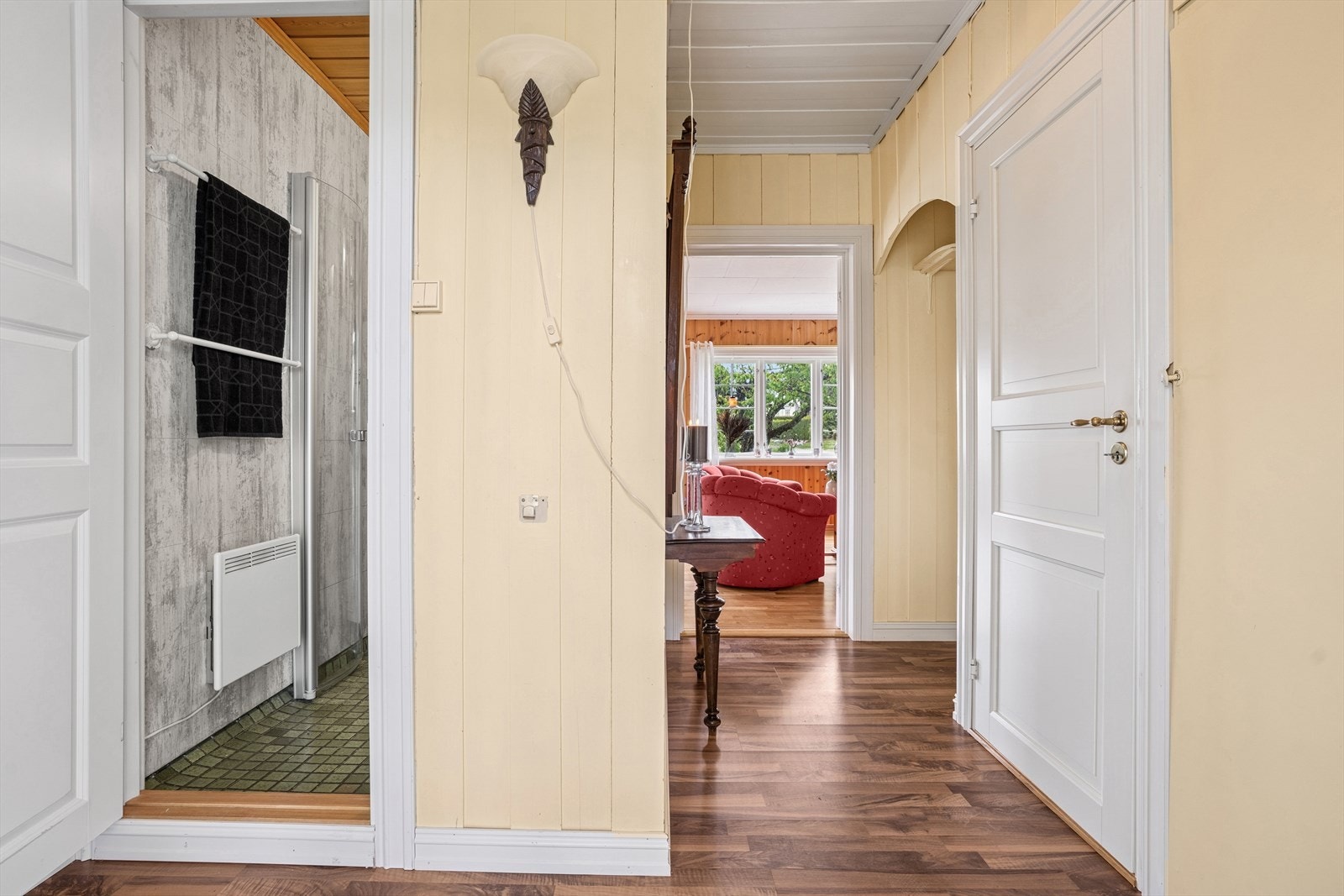 Entreen som ønsker deg velkommen inn gir deg videre adkomst til både kjøkken og stue. Galleribilde