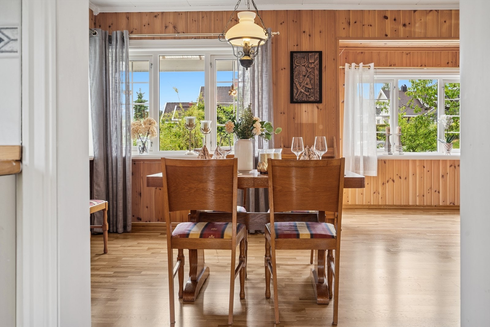 Spisegruppen har en praktisk plassering i stuen, like utenfor kjøkkenet. Galleribilde