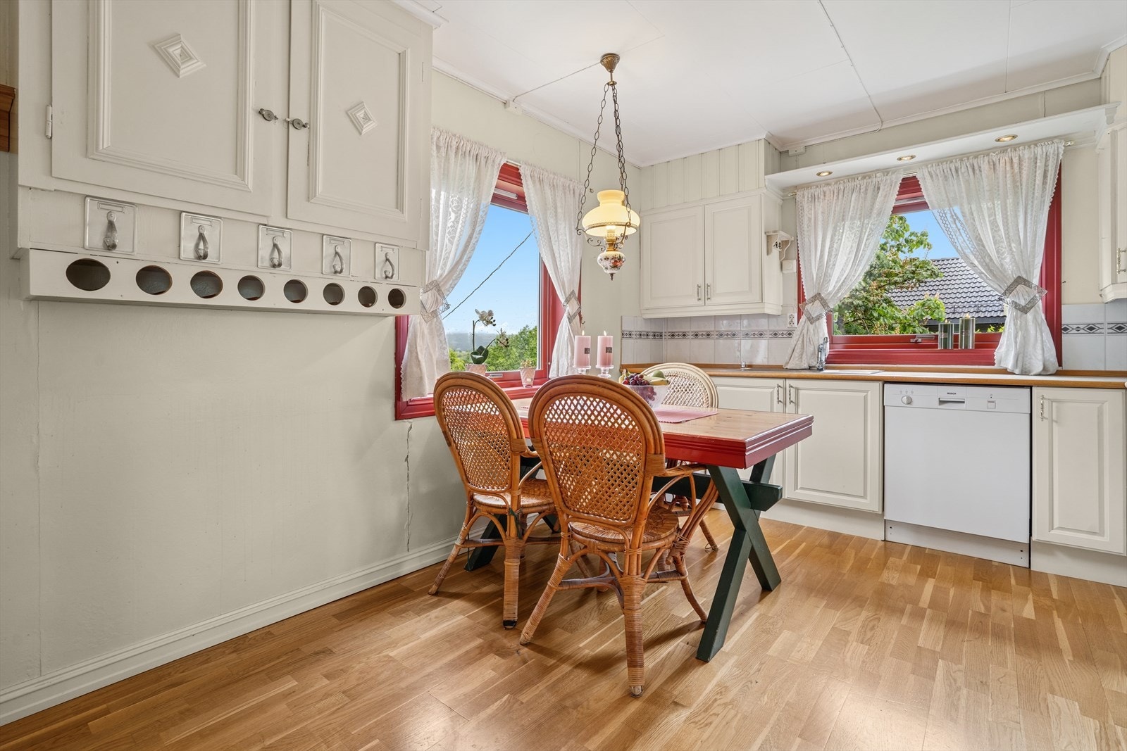 Vinduene på kjøkkenet slipper inn godt med naturlig lys. Galleribilde