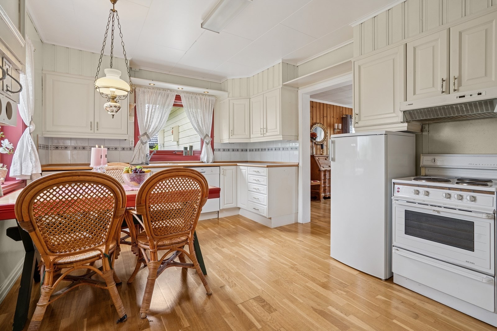 Kjøkkenet har plass til frittstående hvitevarer. Galleribilde