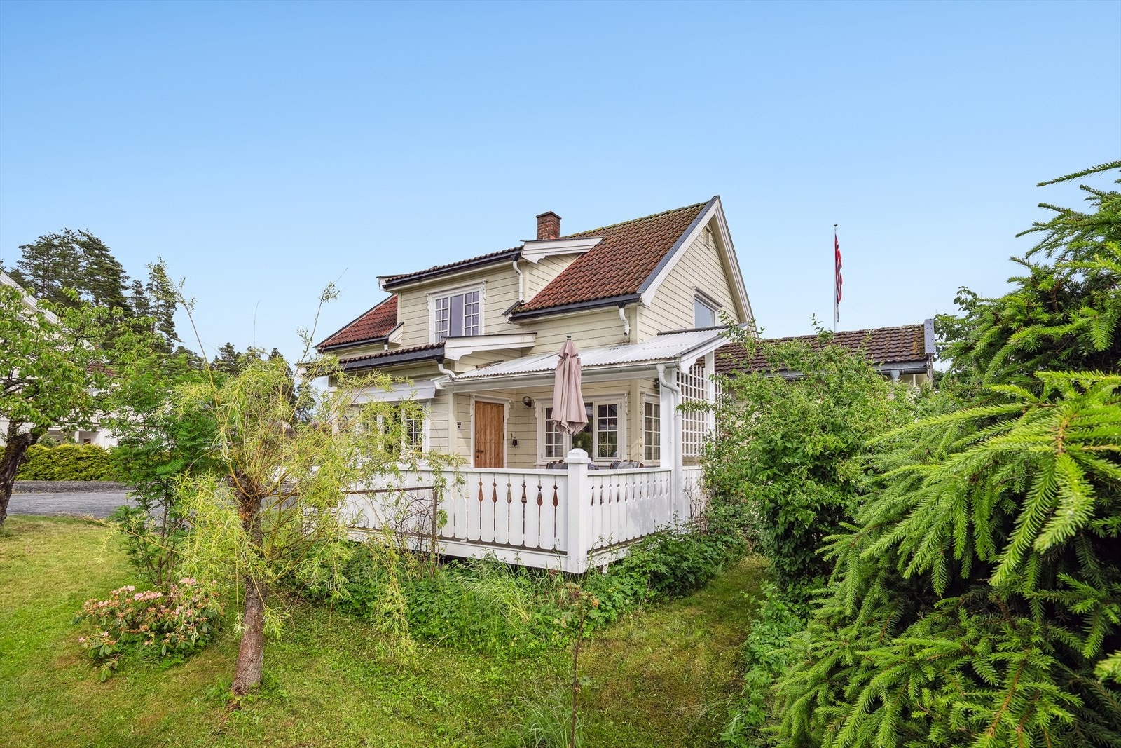 Tomten er av god størrelse, og er pent opparbeidet. Galleribilde