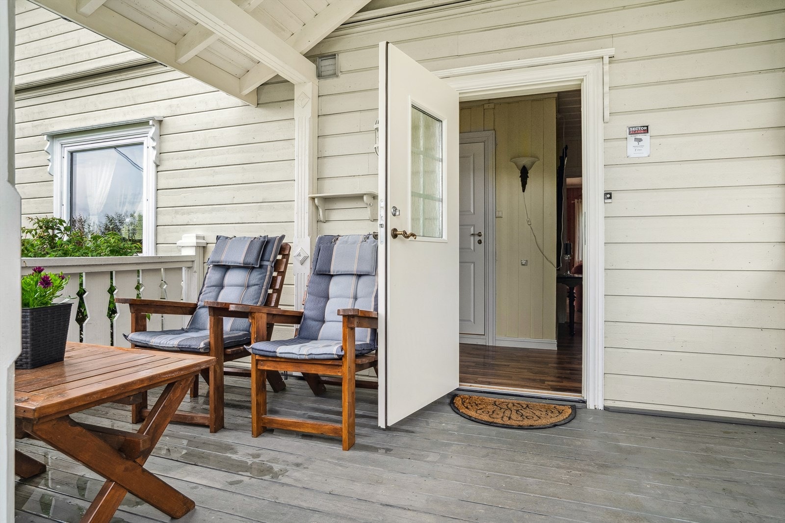 Ved boligens inngangsparti finner du en koselig uteplass, perfekt for å nyte morgenkaffen eller slappe av etter en lang dag. Galleribilde