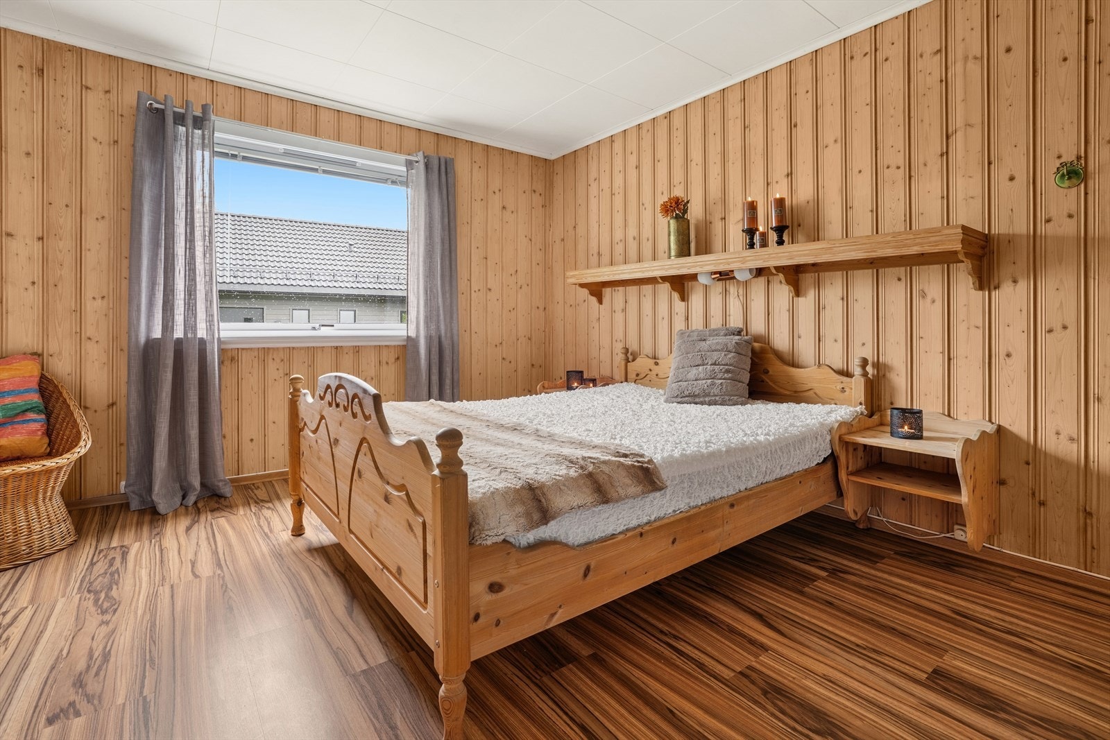 Rommet har god plass til seng og tilhørende møbler. Galleribilde