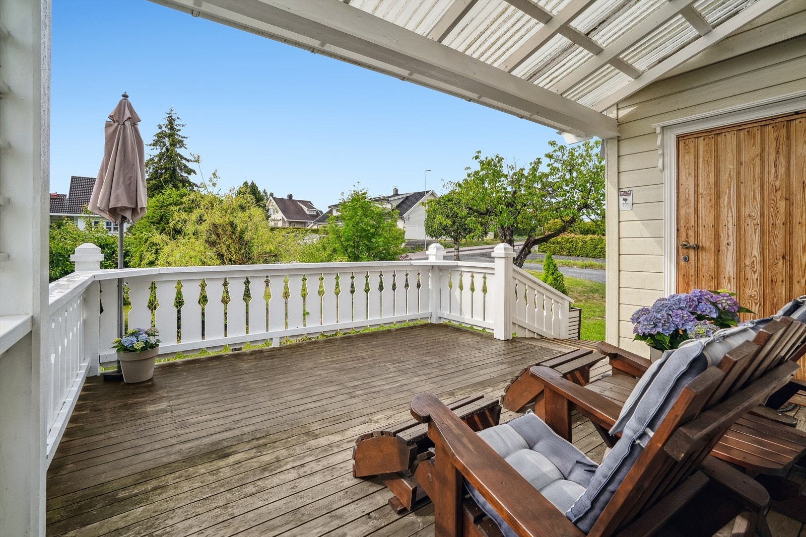 Terrassen har god plass til hagemøbler. Galleribilde