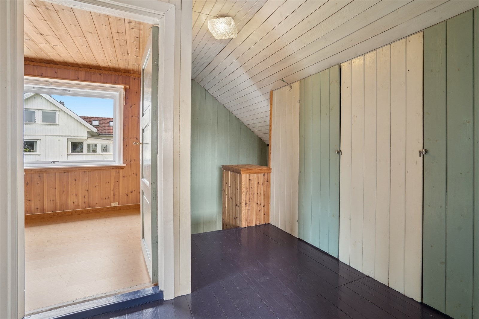 Det er trappeadkomst til boligens loftsetasje. Galleribilde