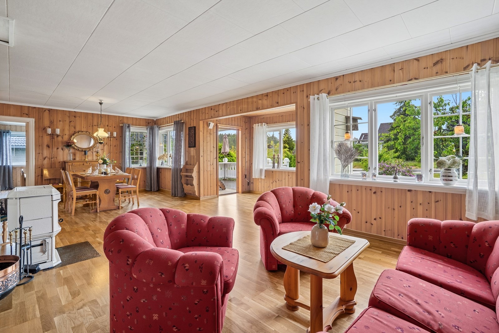 Her får du god plass til både sofagruppe og spisegruppe. Galleribilde