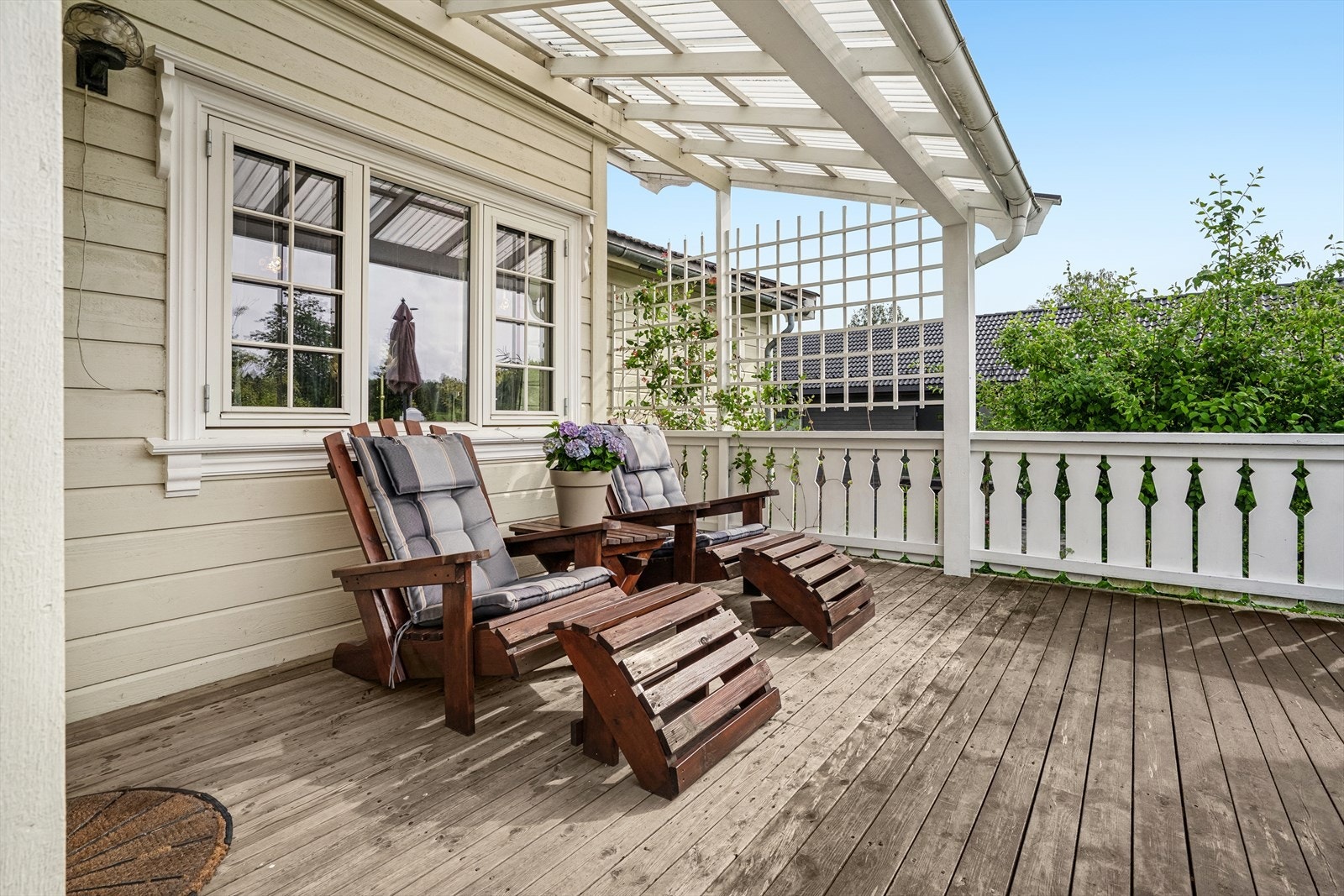 Terrassen er delvis overbygget, og er perfekt for å nyte avslappende timer i solen. Galleribilde