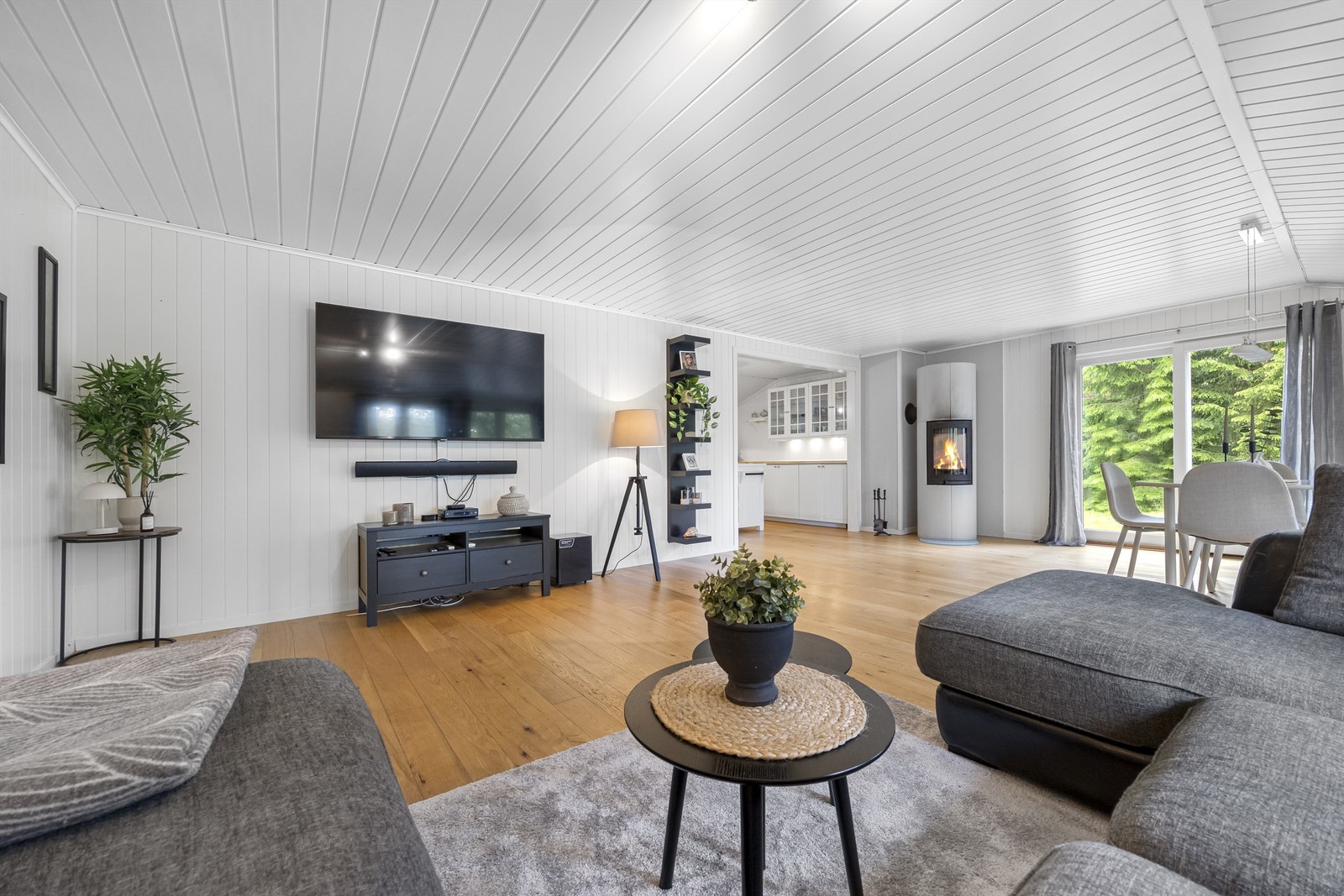 Innvending fin standard- lyse farger og store vindusflater Galleribilde