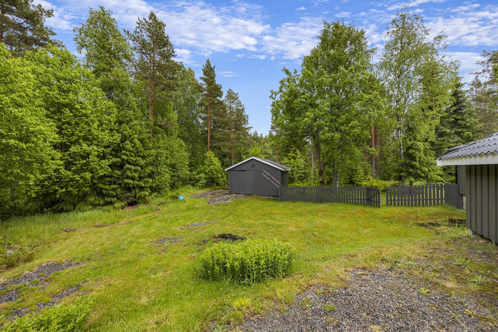 Bod oppført på 1980-tallet. Det er også oppført en utebod inntil boligen. Galleribilde