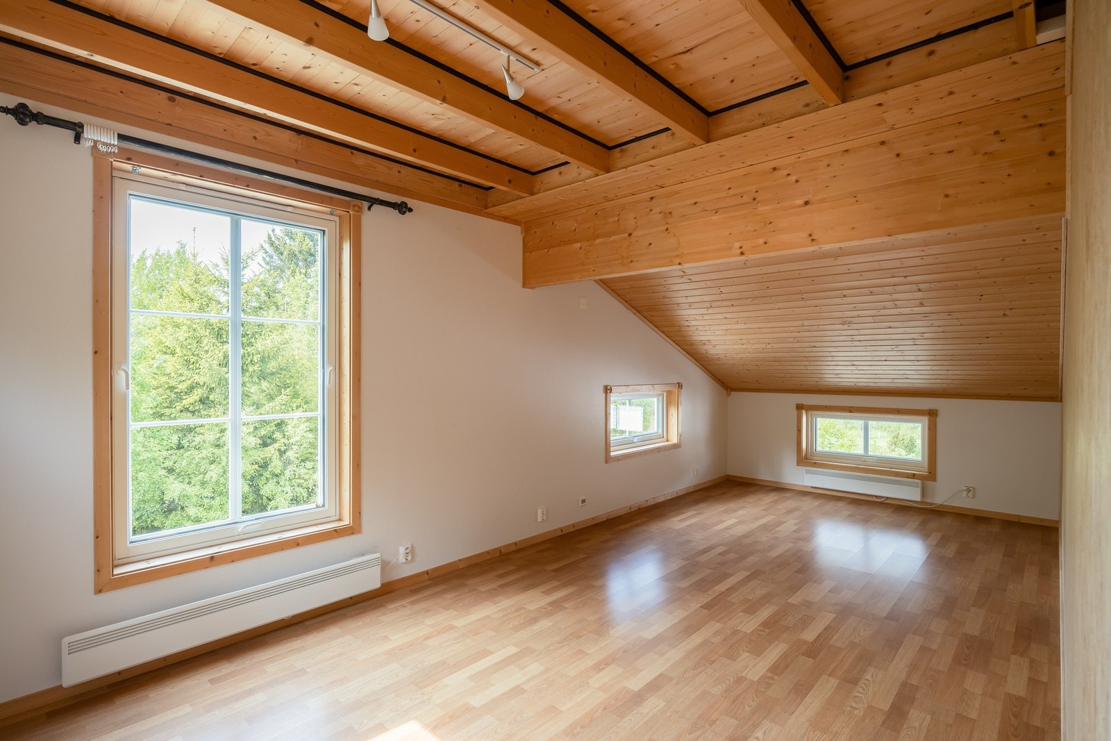 Egen sportsbod over garasje på 9 kvm samt fellesbod. Galleribilde