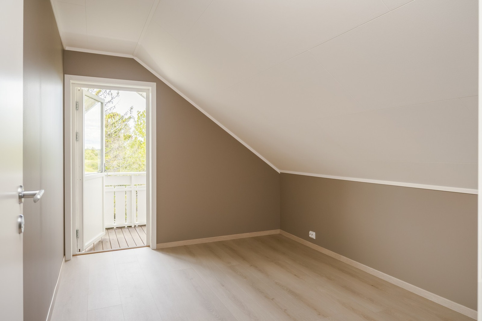 2 av 3 soverom ligger i loftsetasjen, har moderne fargevalg som gir et lyst og trivelig inntrykk Galleribilde