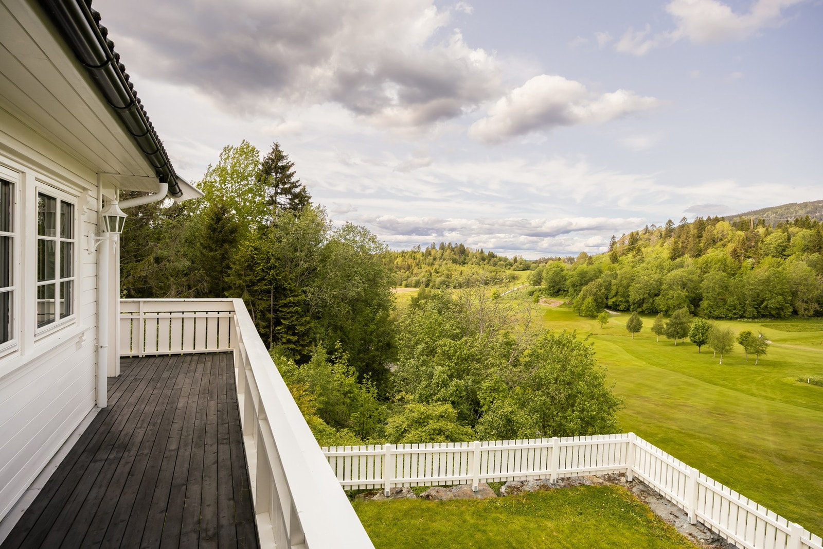 Boligen ligger i Stokkhaugan, like ved den flotte 18-hulls golfbanen i Stjørdal. Dette er en etterspurt og populær beliggenhet. Galleribilde