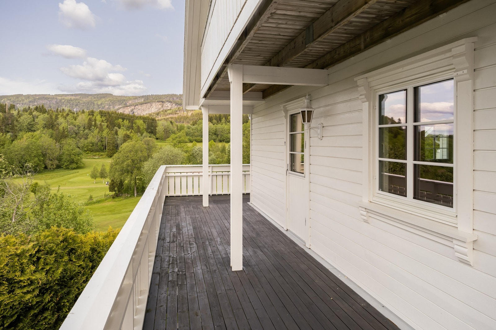 Eiendommen har gode solforhold og ligger på et høydedrag som gir flott utsikt utover golfbanen og fjellene i bakgrunn. Galleribilde