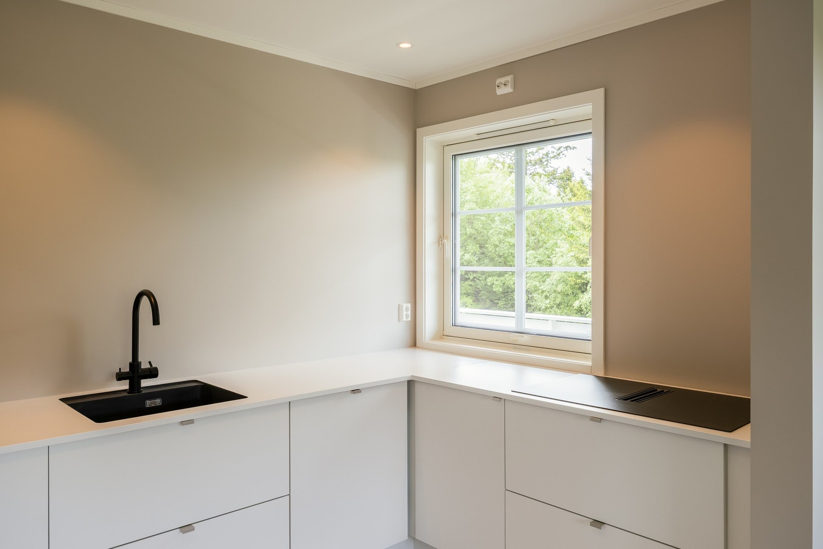 Godt gjennomlys med kjøkkenvindu. Galleribilde