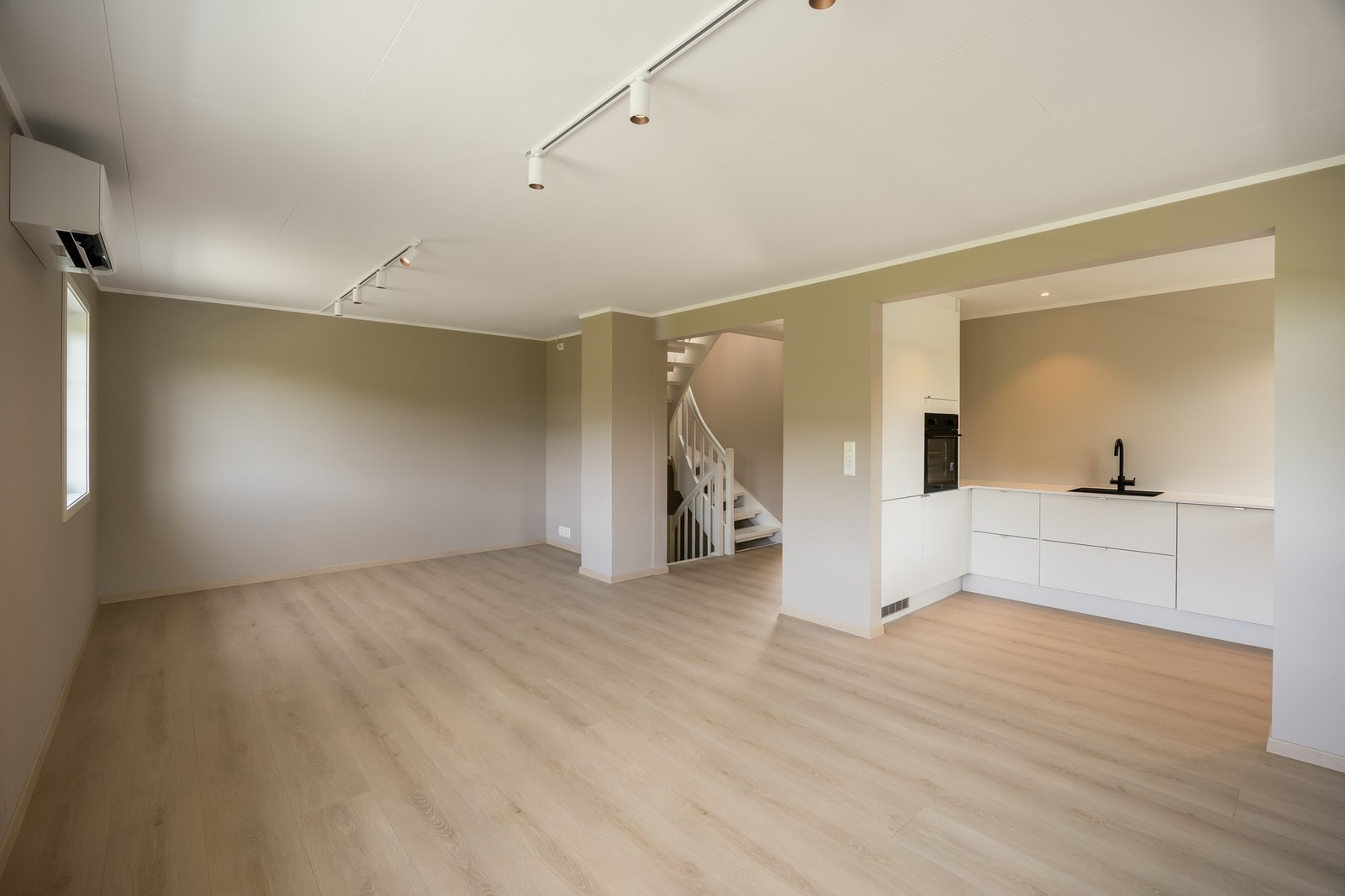 Stue på 25,5m² med god plass til både sofaløsning og spisestue. Galleribilde