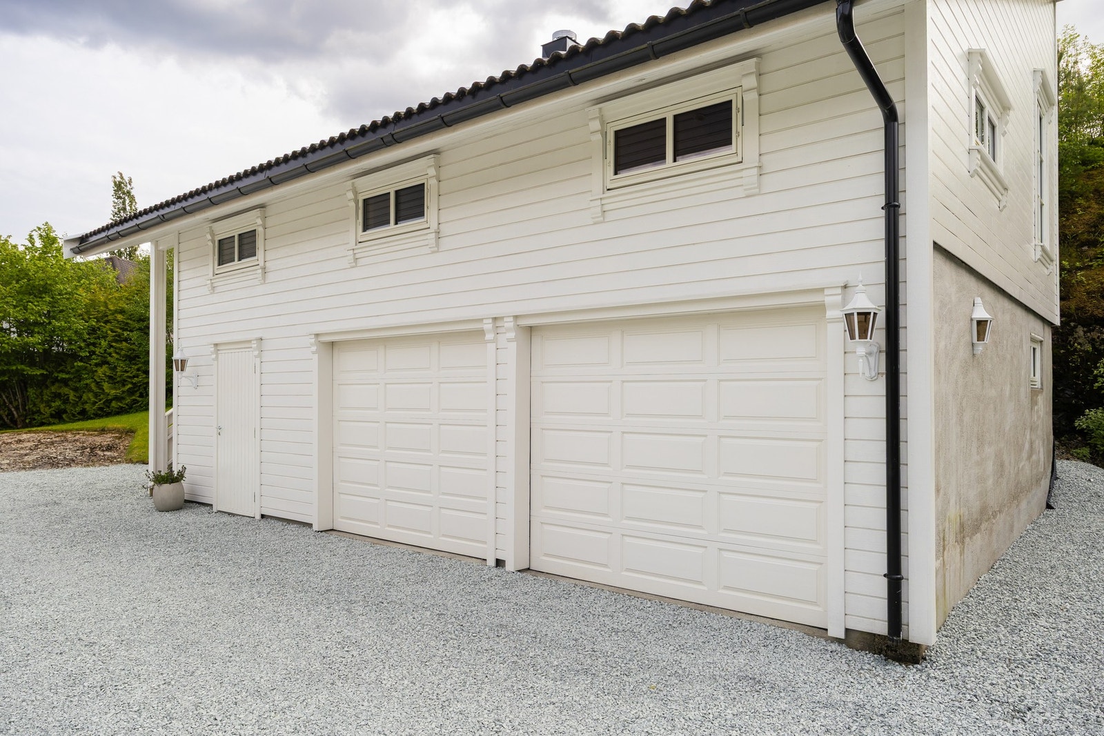 Parkering i garasje og 2 egne oppstillingsplasser. Galleribilde