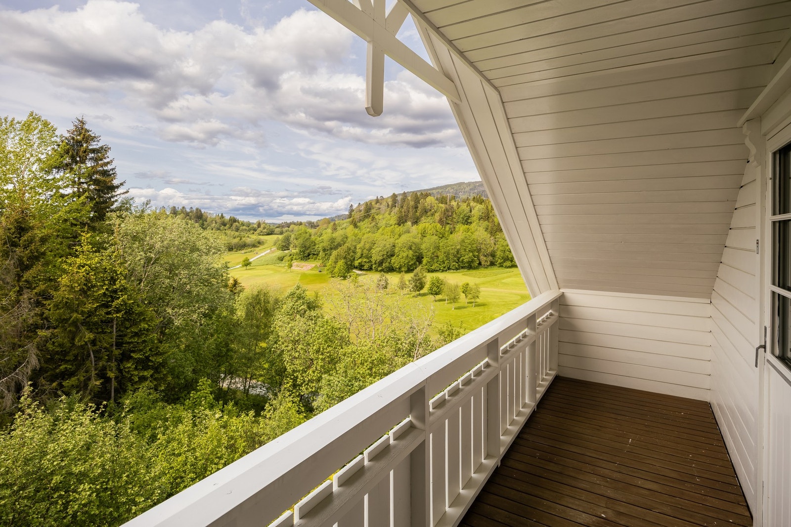 Ett av soverommene har også egen utgang til en balkong. Galleribilde