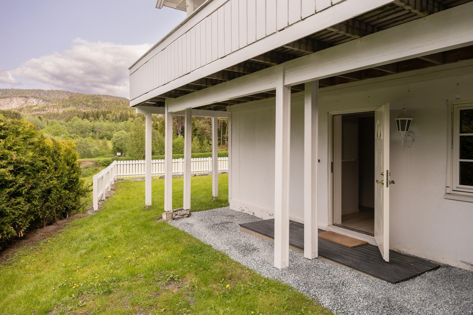 Fra sokkel er det direkte utgang til hage, noe som gir en fin forbindelse mellom inne- og uteområdene. Galleribilde