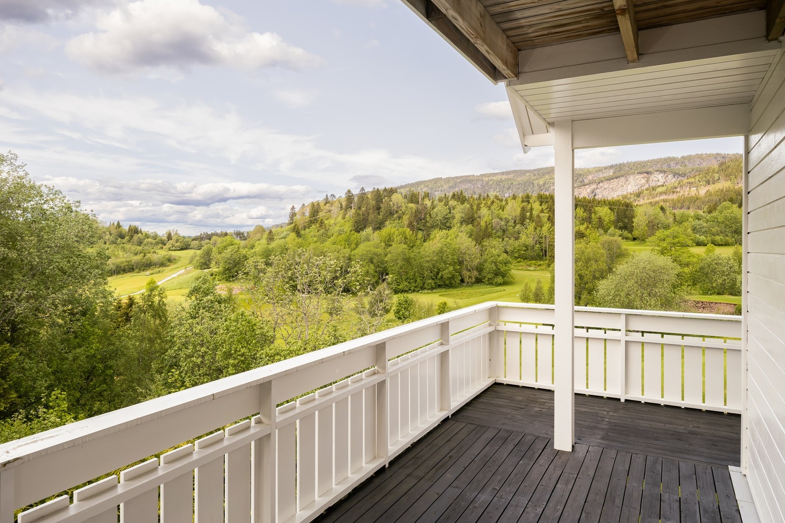 Fredelig og flott beliggenhet med skjermet uteplass med ettermiddag, og kveldssol. Galleribilde