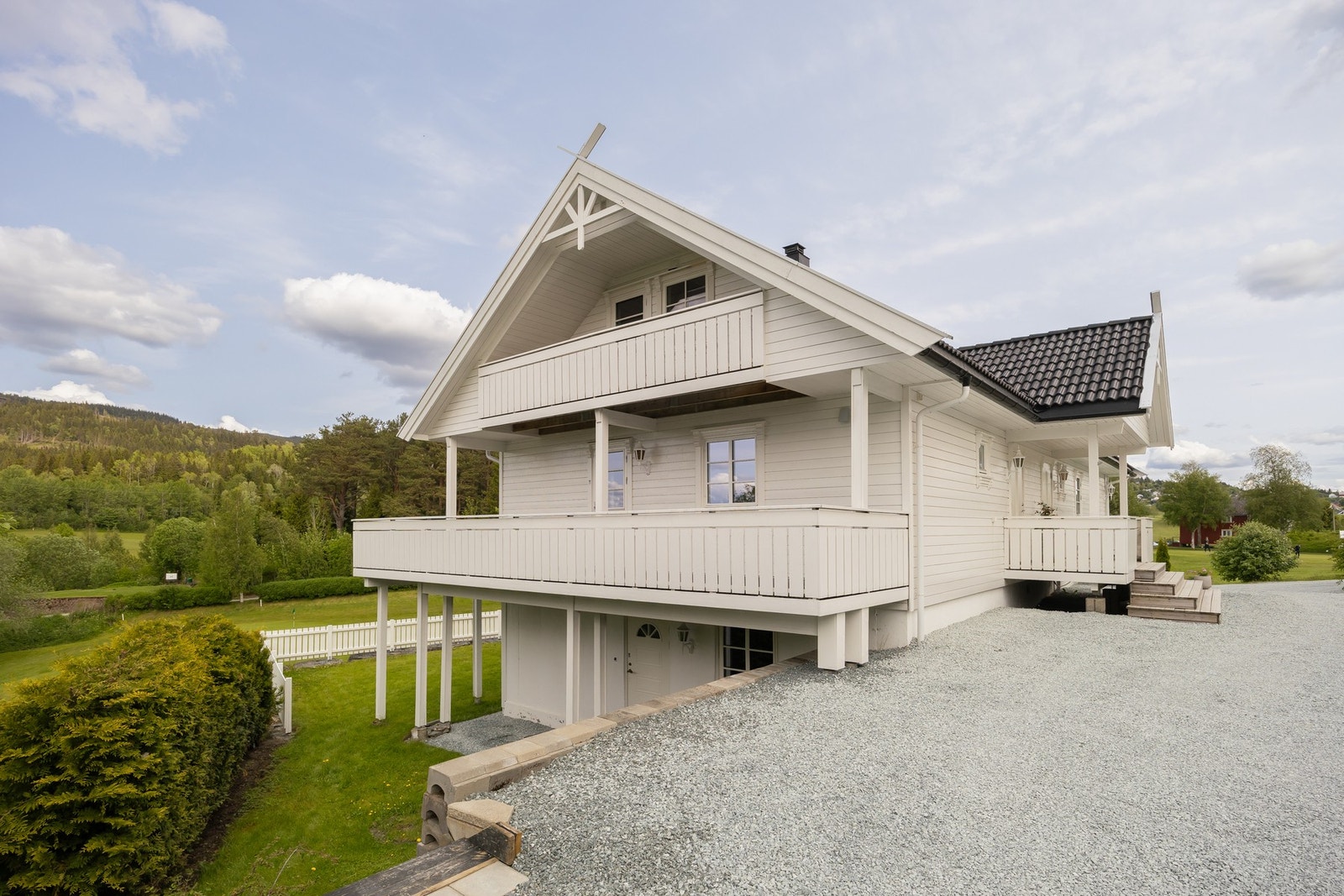 Beliggende innerst i en blindgate i rolige omgivelser i Stokkhaugan. Galleribilde