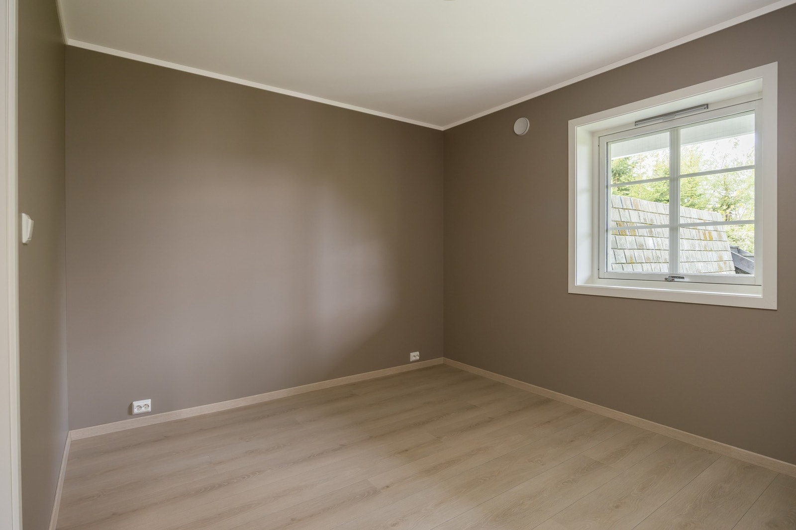 Her er det god plass til både dobbeltseng, nattbord og garderobeløsning, og rommet kan enkelt møbleres etter behov. Galleribilde