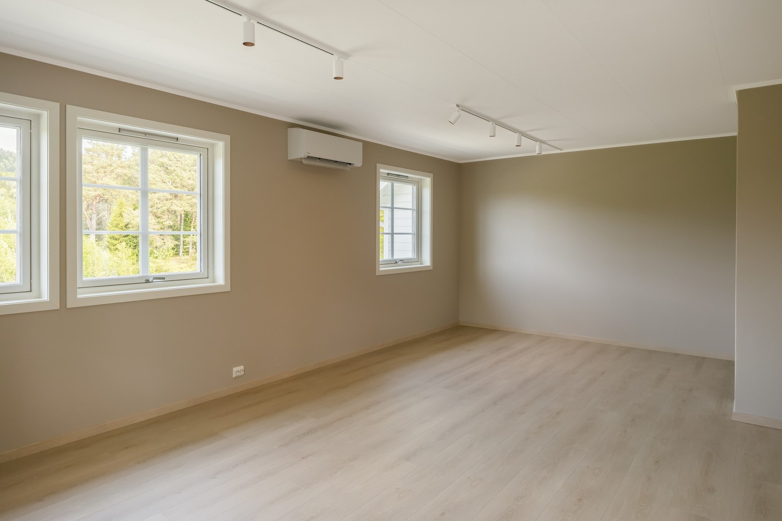 Stuen er utstyrt med enstavs laminat, som gir et slitesterkt og lettstelt gulv. Ny varmepumpe og det er pipe med mulighet for vedovn. Galleribilde