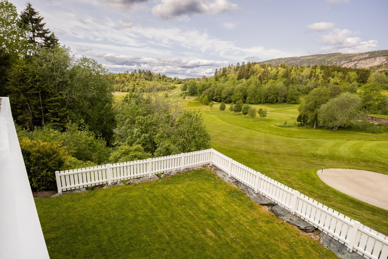 Egne seksjonerte utenomhusarealer og egen hage. Galleribilde