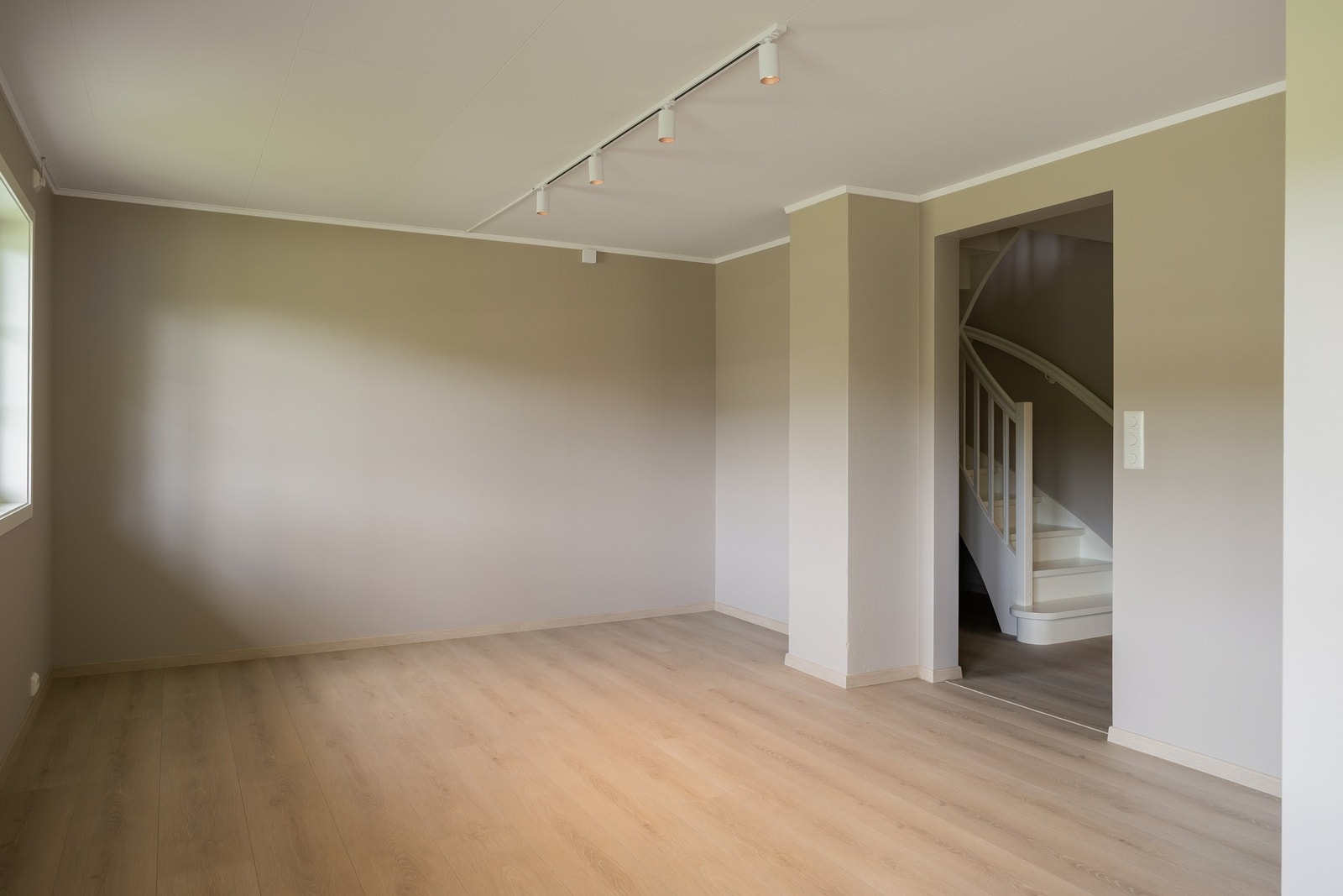 Boligen har egen avdeling i sokkel med egen inngang. Galleribilde