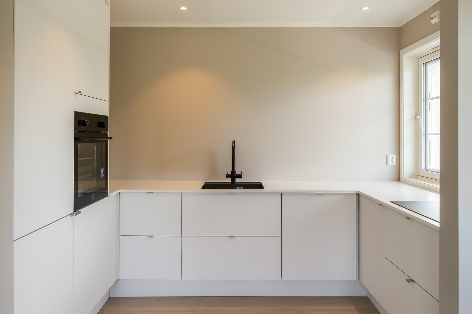 Den rene og enkle utformingen gir rommet et moderne preg. Galleribilde