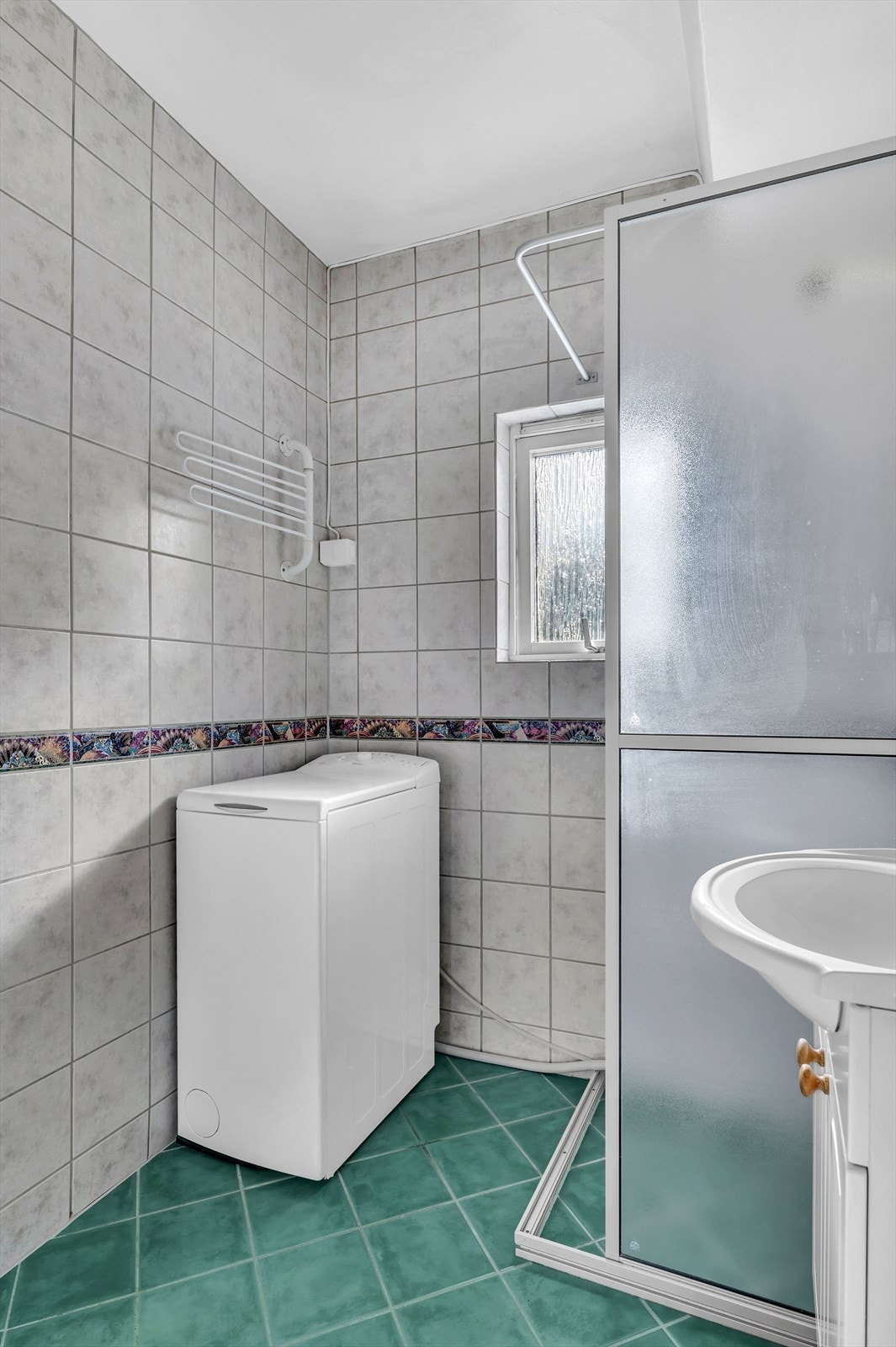 Videre er det opplegg for vaskemaskin (smal variant), samt dusjhjørne med sidefelt, håndholdt dusj og termostatstyrt blandebatteri. Galleribilde