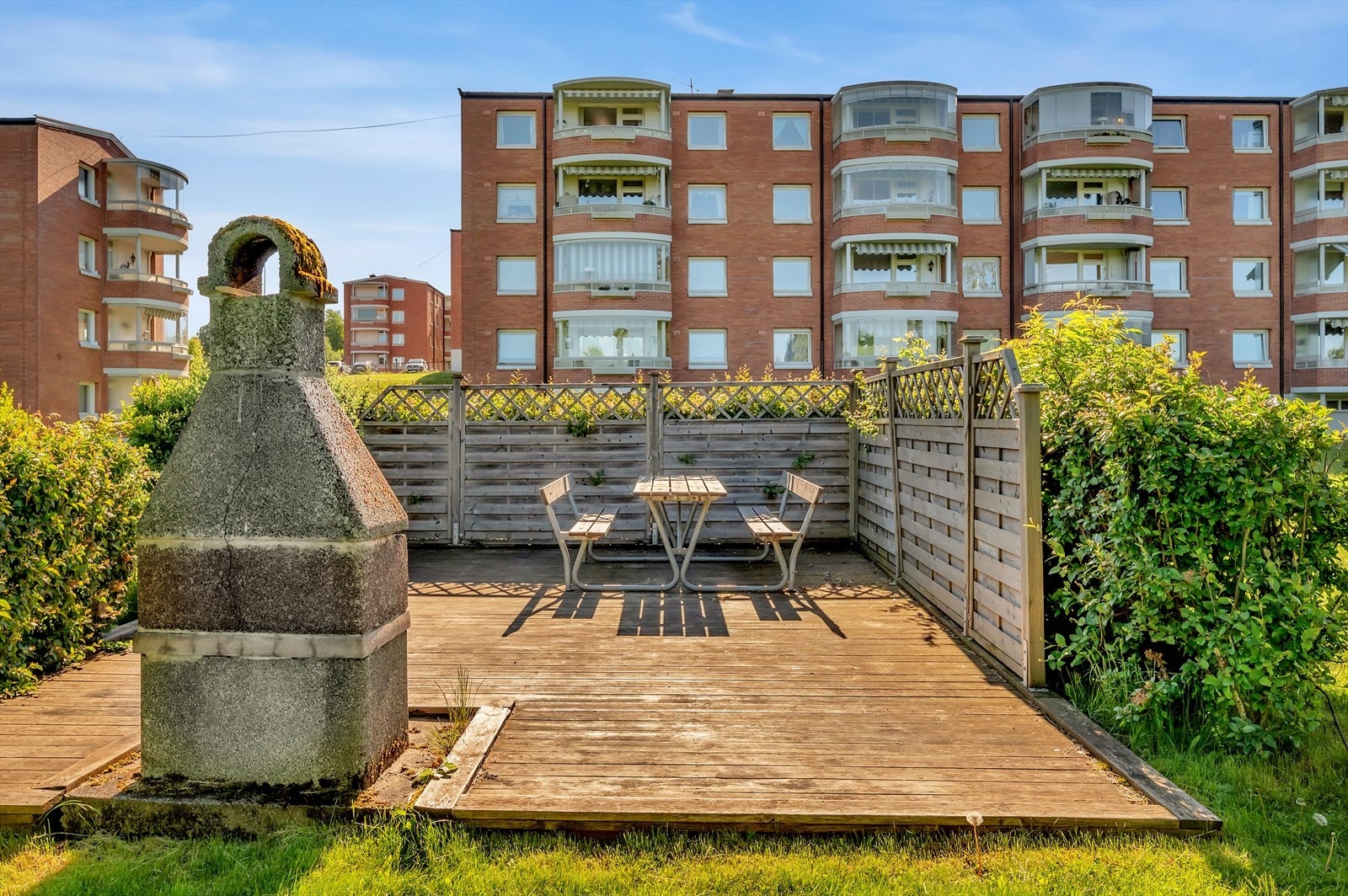 Borettslaget har pent opparbeidede fellesarealer med flere fine uteplasser. Galleribilde