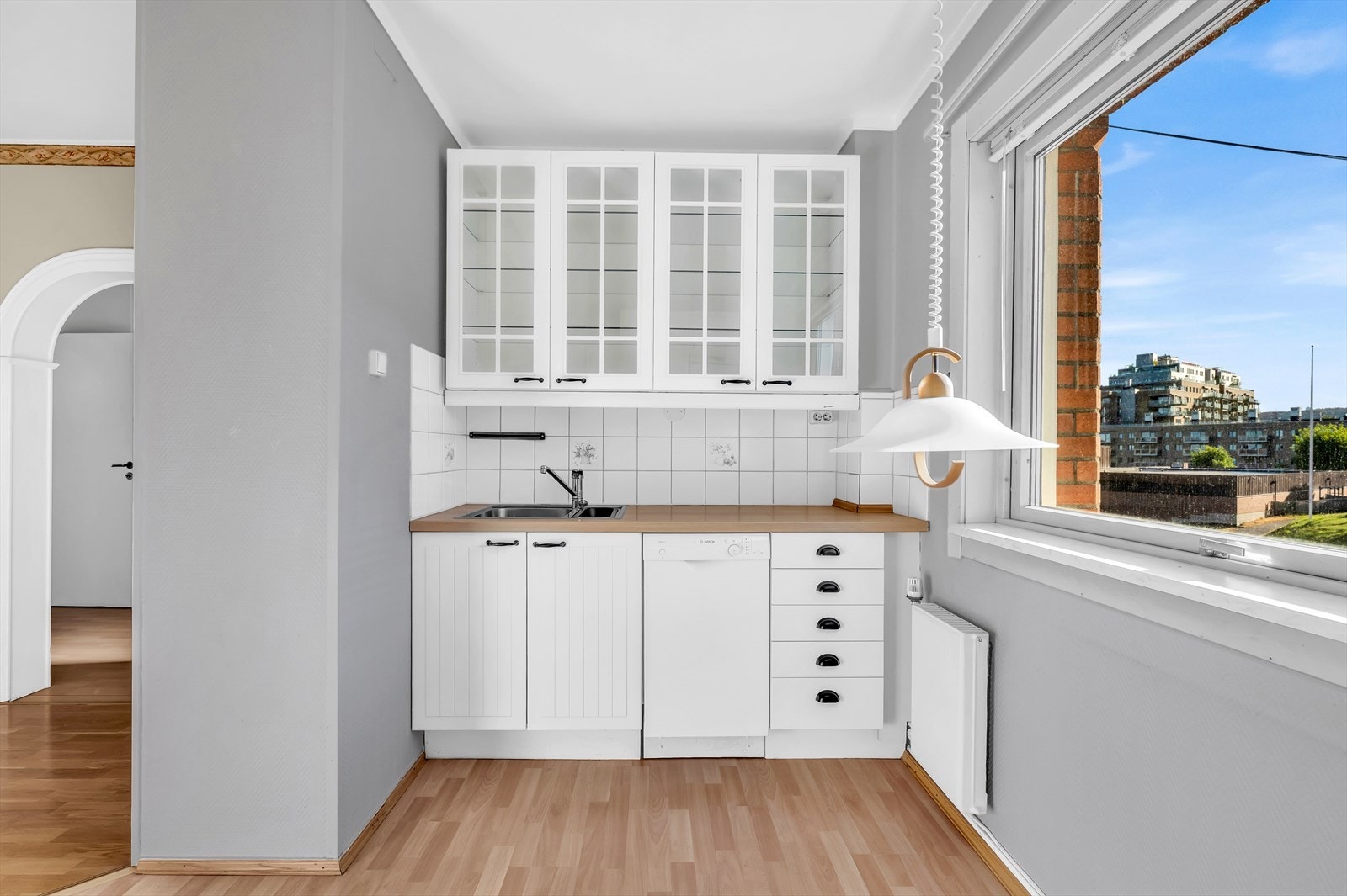 Det er fint utsyn samt lysinnslipp fra kjøkkenvinduet. Galleribilde