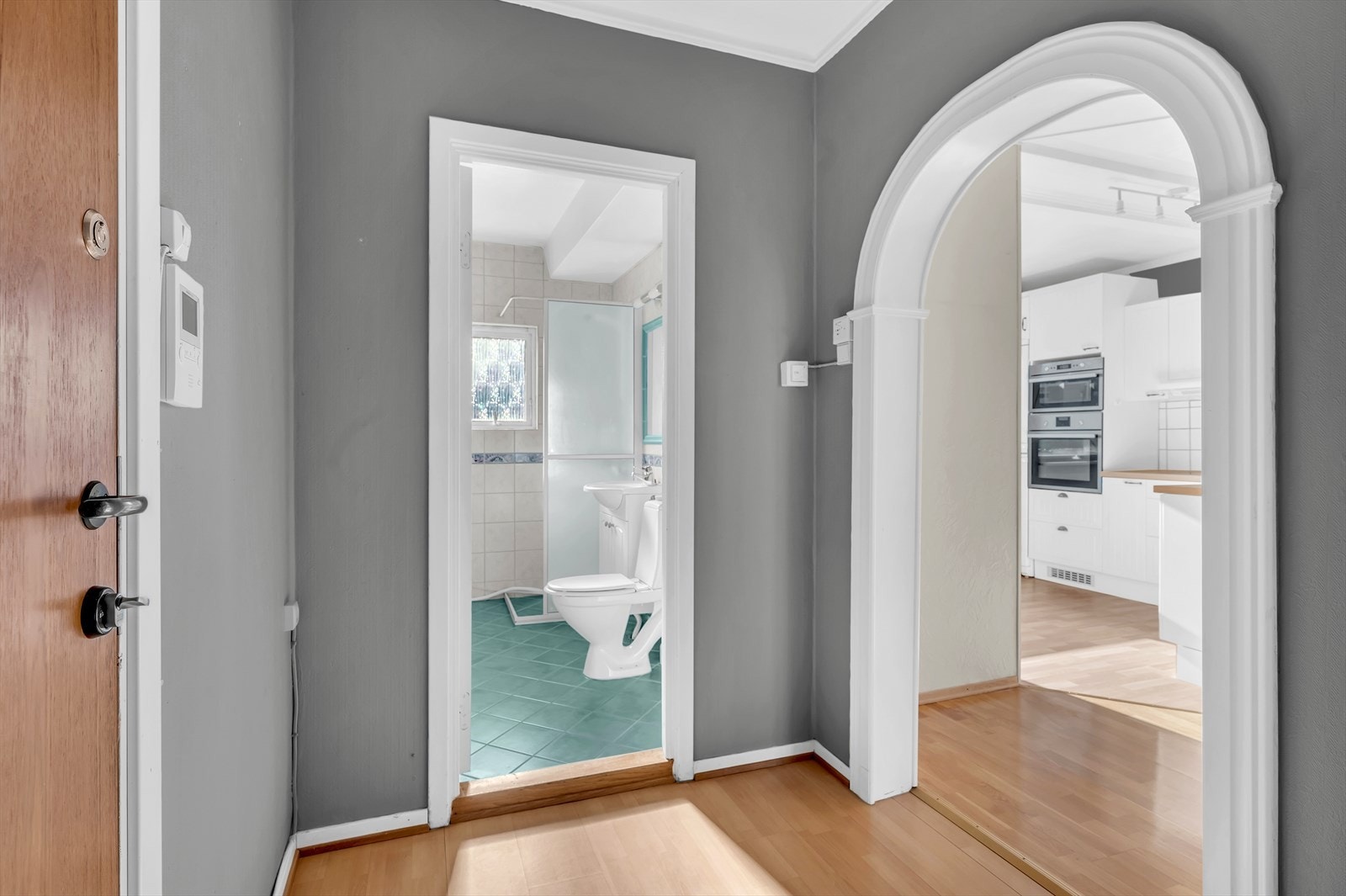 Dørcalling med åpner gjør det enkelt å slippe inn gjester fra bakkeplan. Galleribilde